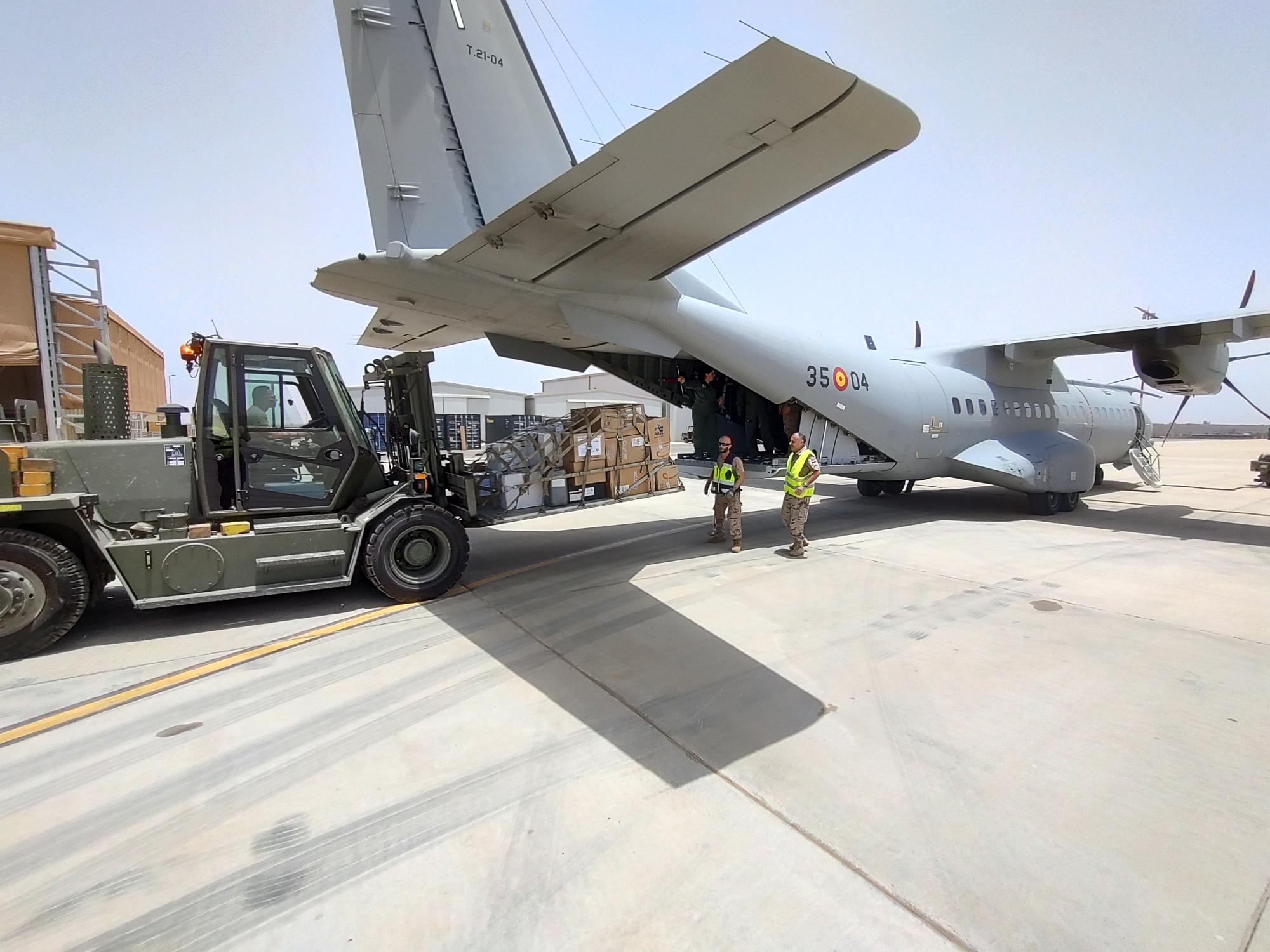 Llegada de las donaciones en el avión del Ala 35 al destacamento Marfil