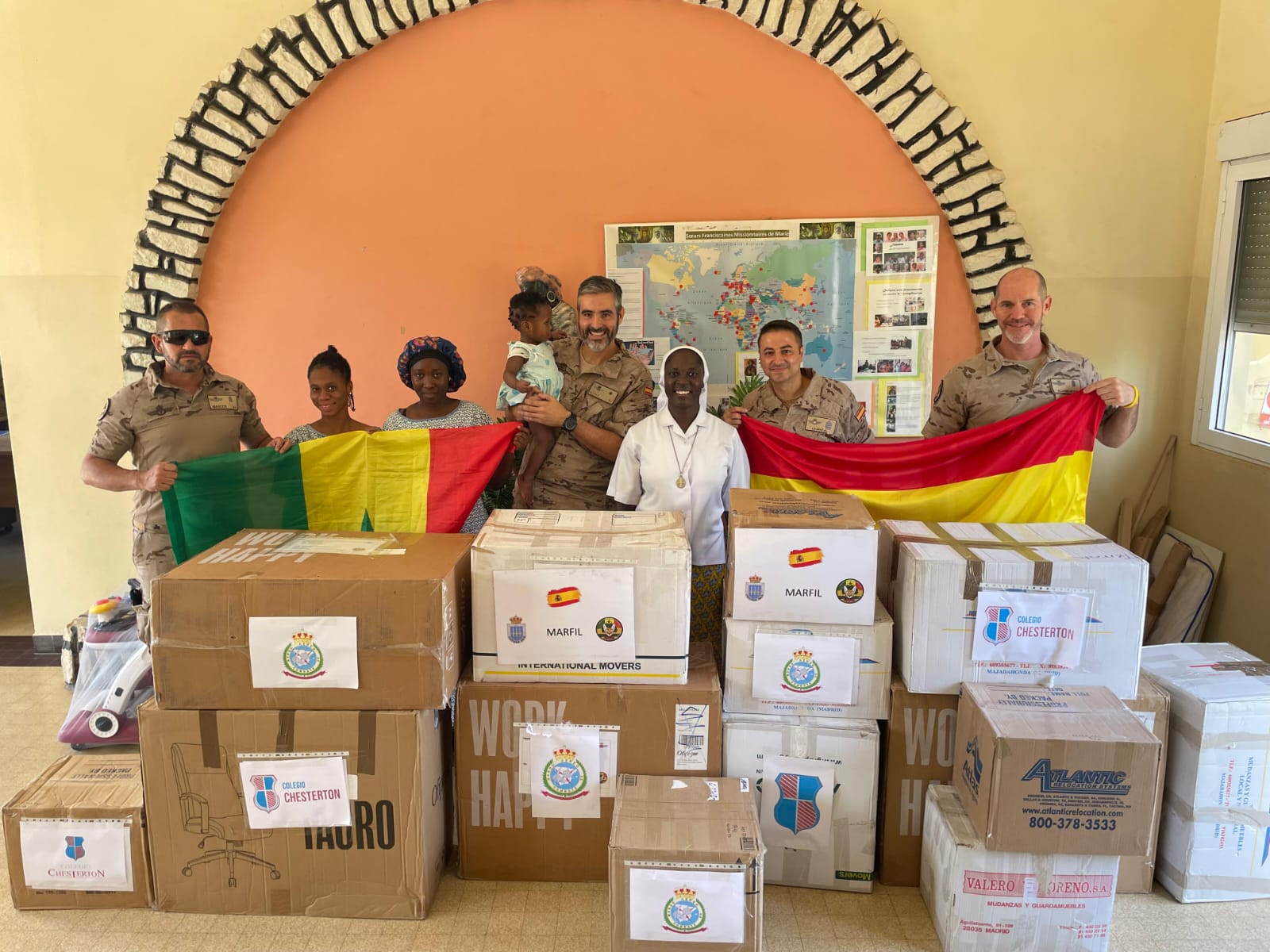Entrega de las donaciones en el centro de la Pouponniere de Dakar