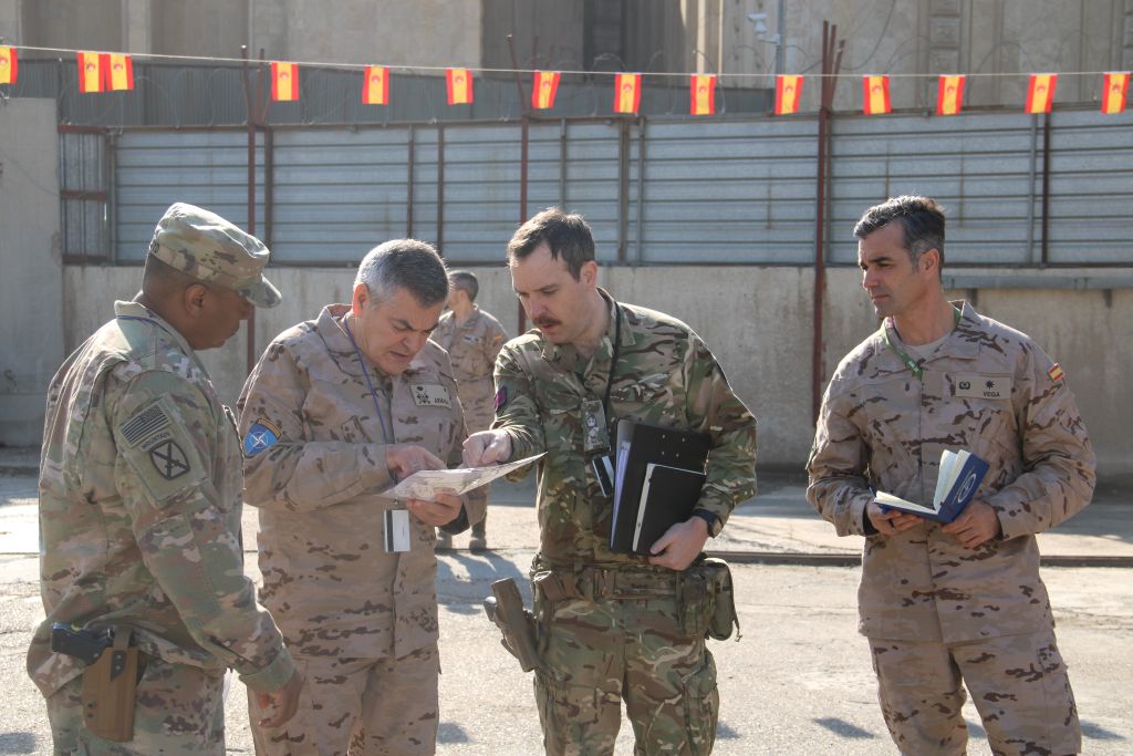 Teniente general Ramon Armada durante el reconocimiento de zona