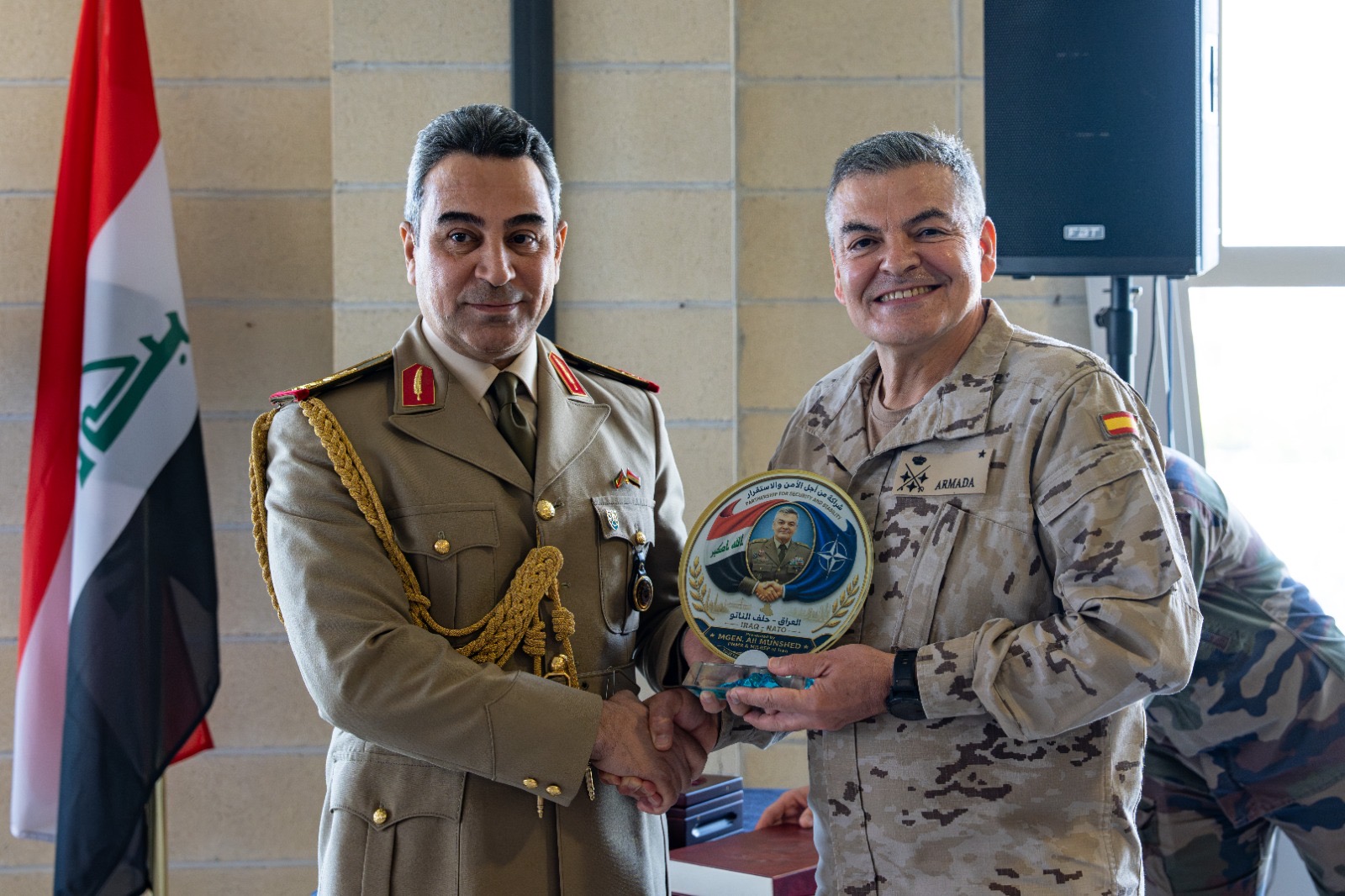 El TG Armada recibe una placa durante la ceremonia de relevo