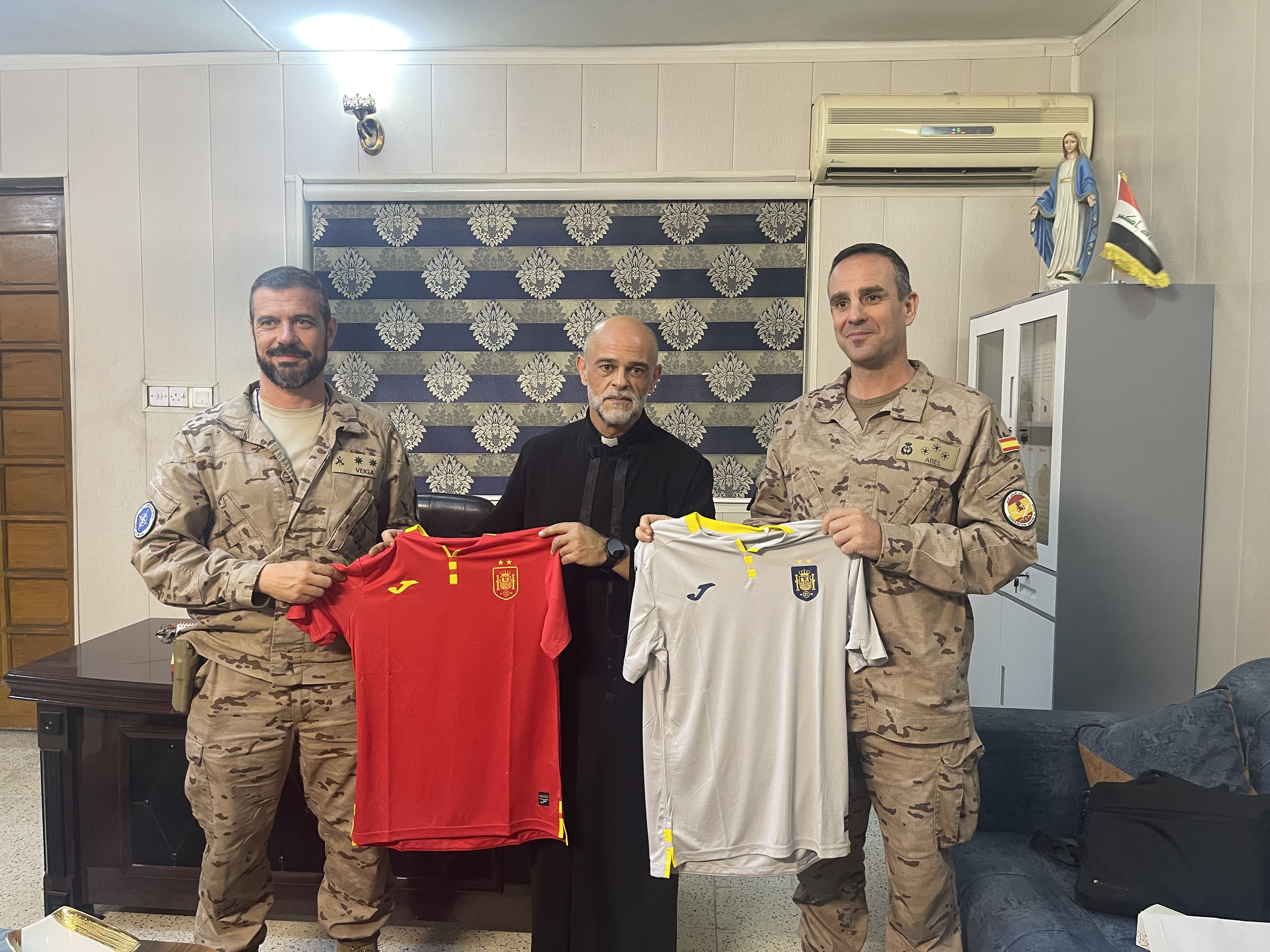 Entrega del material al sacerdote José Manuel Martínez