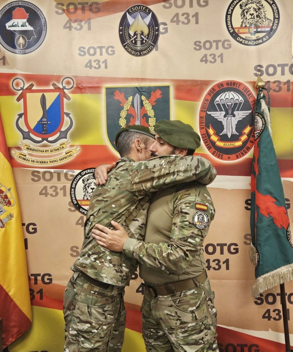 Saludo fraternal tras relevo de mandos entre teniente coroneles entrante y saliente