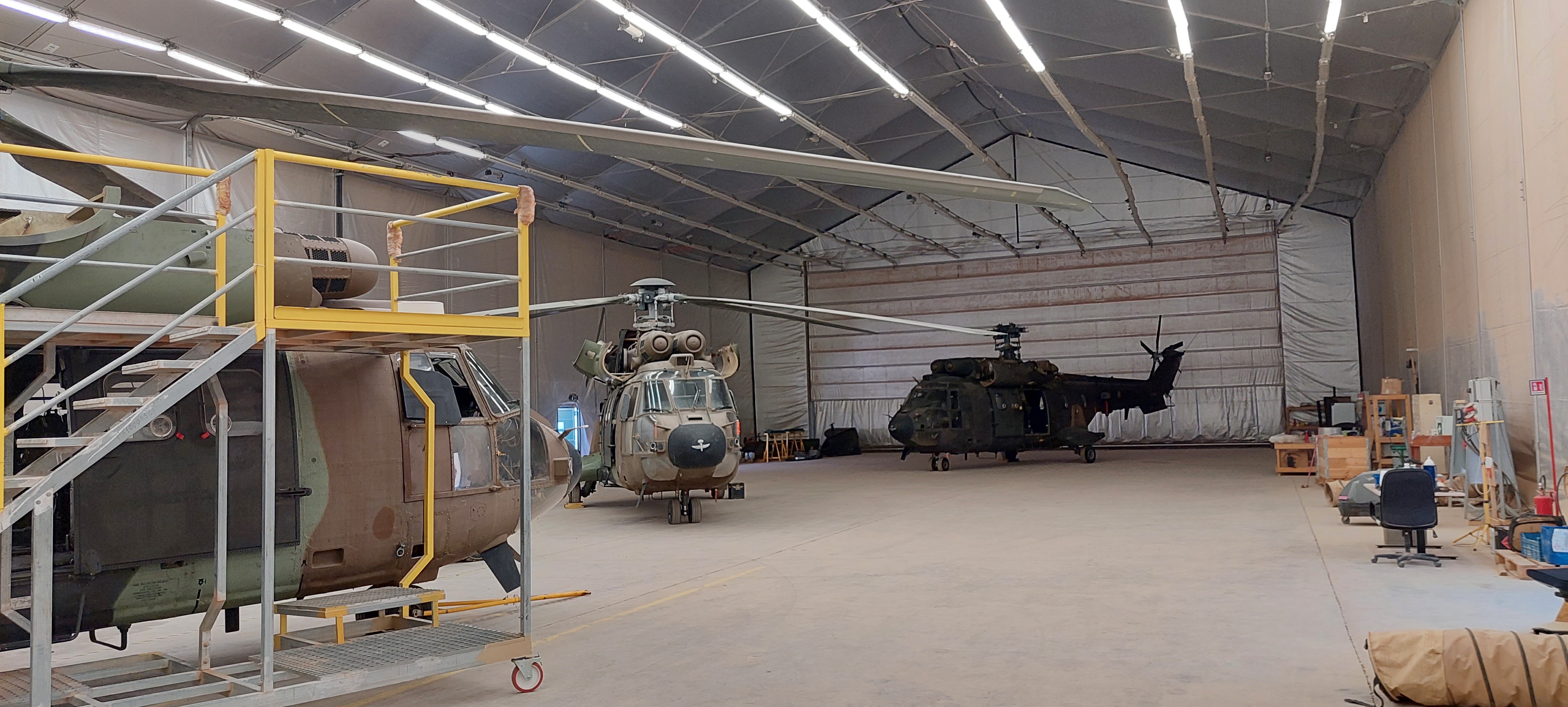 Hangar principal, con capacidad para tres helicópteros HT27 Cougar