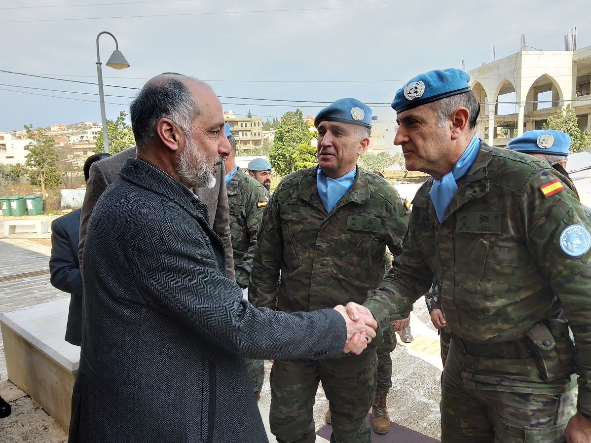 Militares españoles inauguran una nueva aula en un colegio libanés