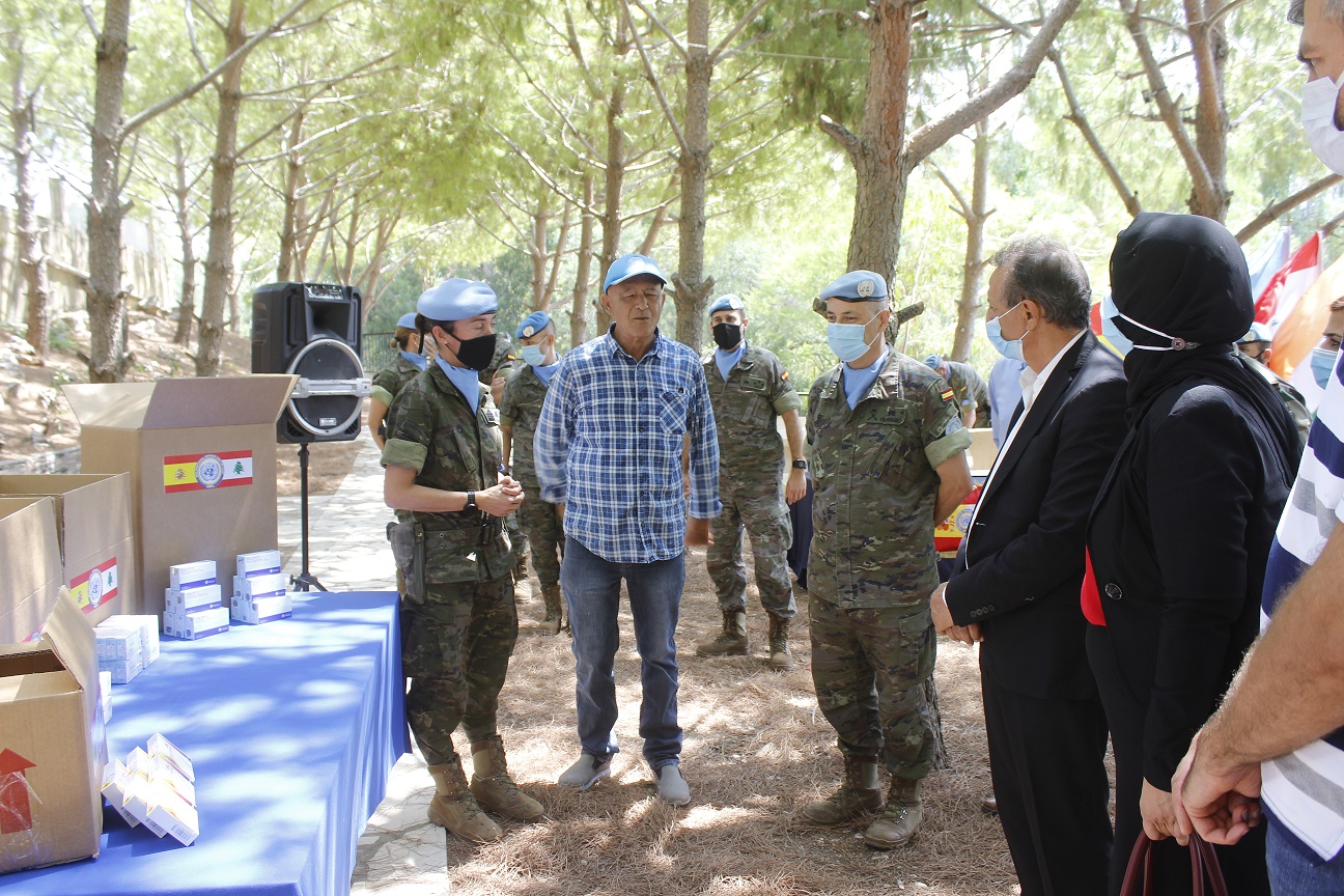 El contingente español en Líbano entrega medicinas y material contraincendios en localidades de la zona