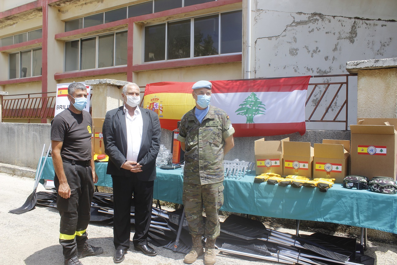 El contingente español en Líbano entrega medicinas y material contraincendios en localidades de la zona