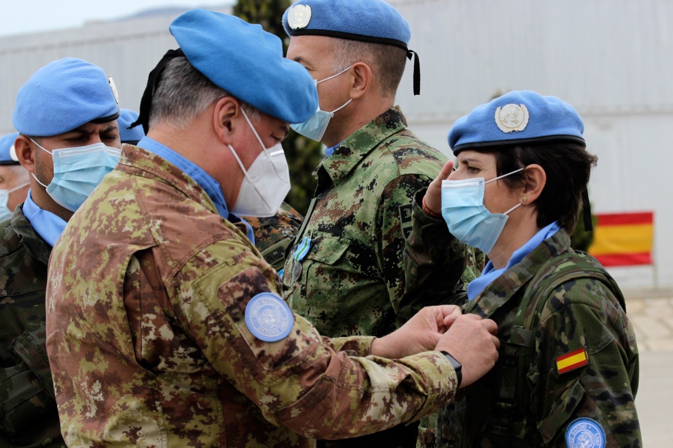El jefe de la Misión impone la medalla UNIFIL a la cte. Eito