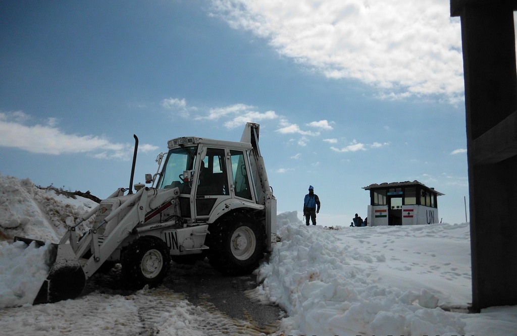 Maquina trabajando en la nieve