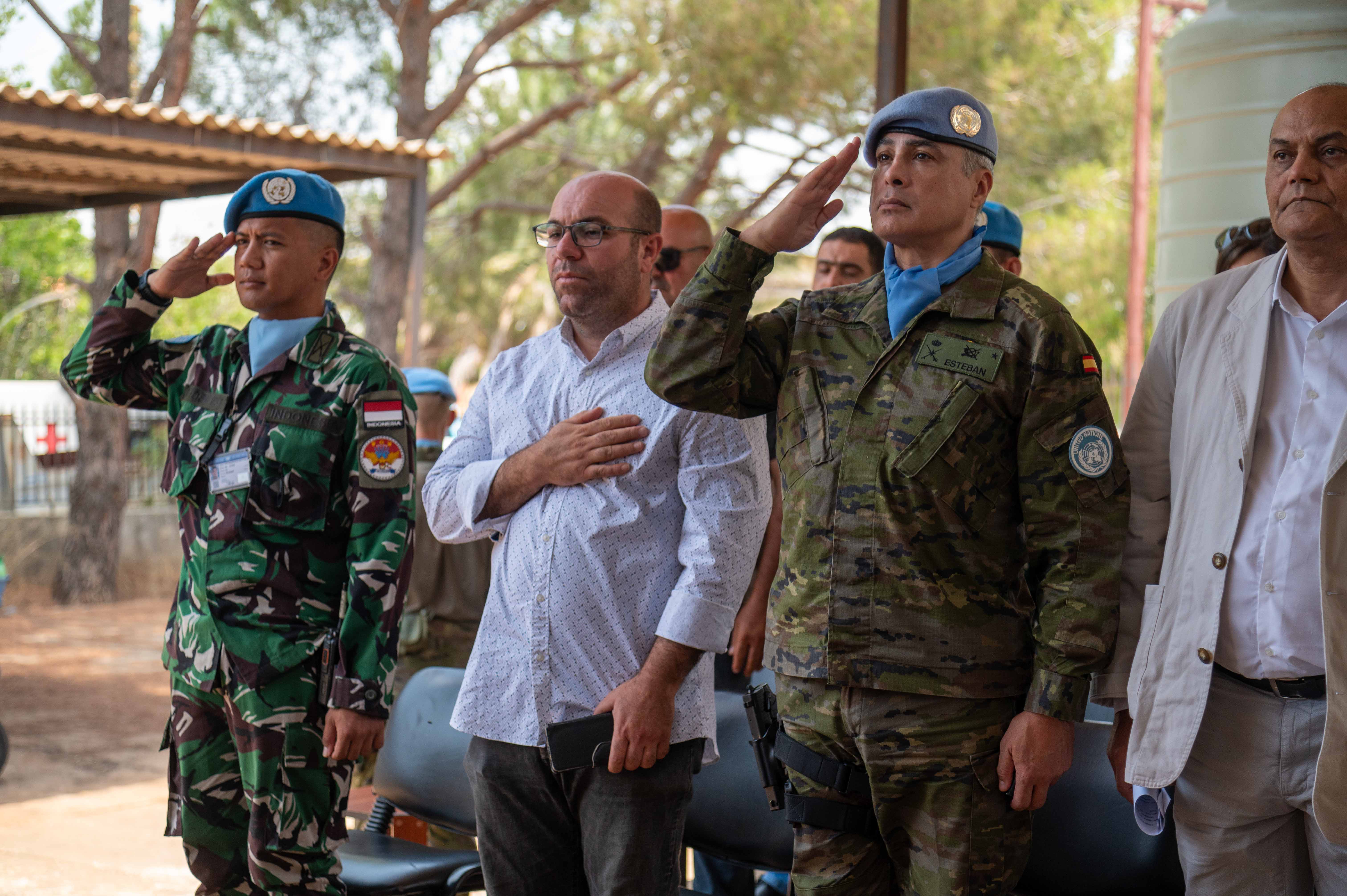 El general Esteban y el alcalde Suaidan durante el himno de El Líbano