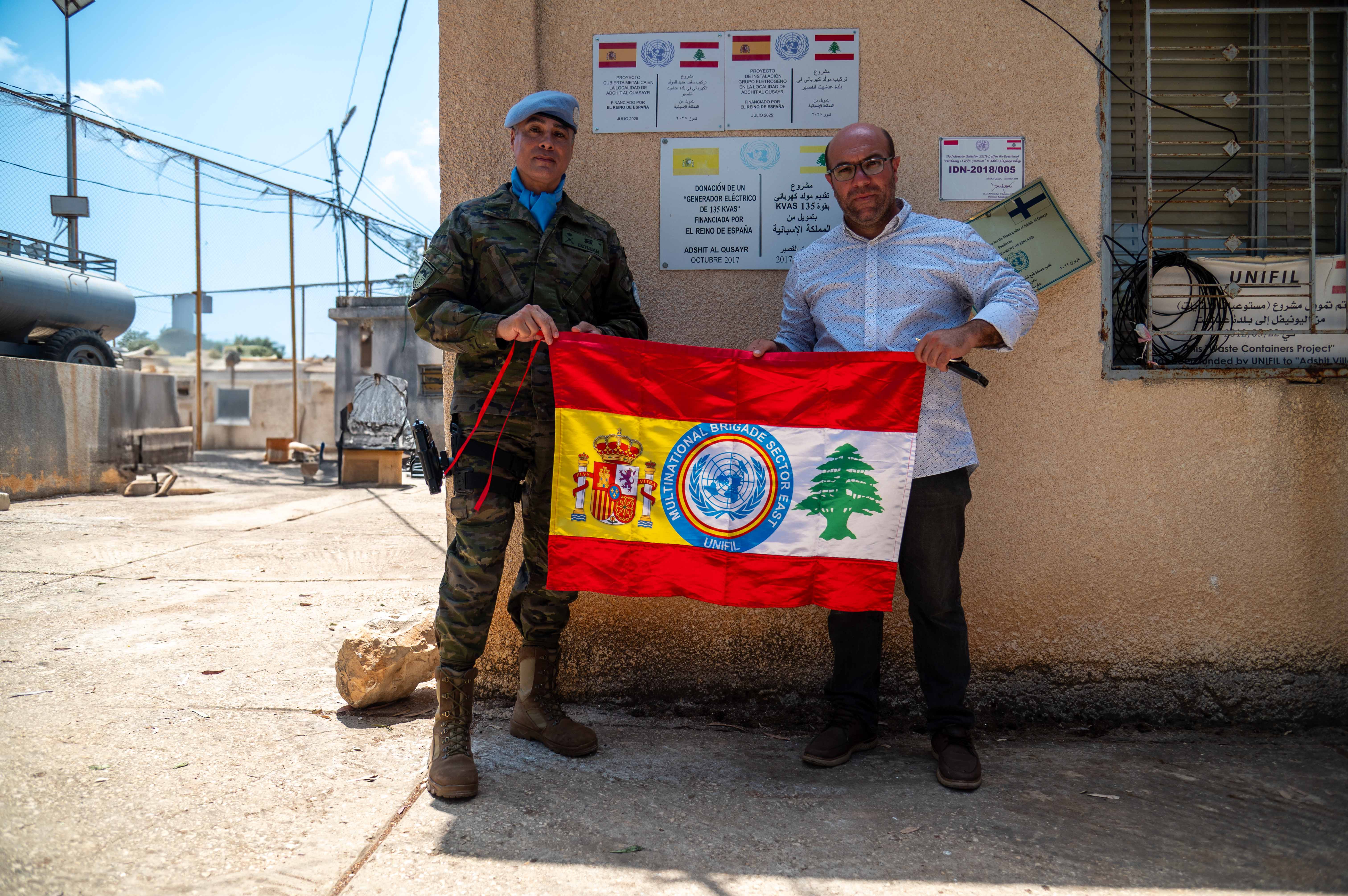 El general Esteban y el alcalde Suaidan ante la placa conmemorativa