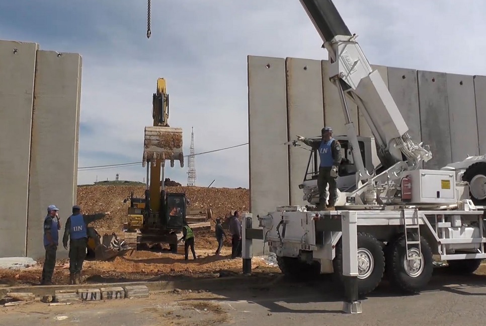Ingenieros de la BRILIB desmontan parte de la antigua valla que separa Líbano de Israel