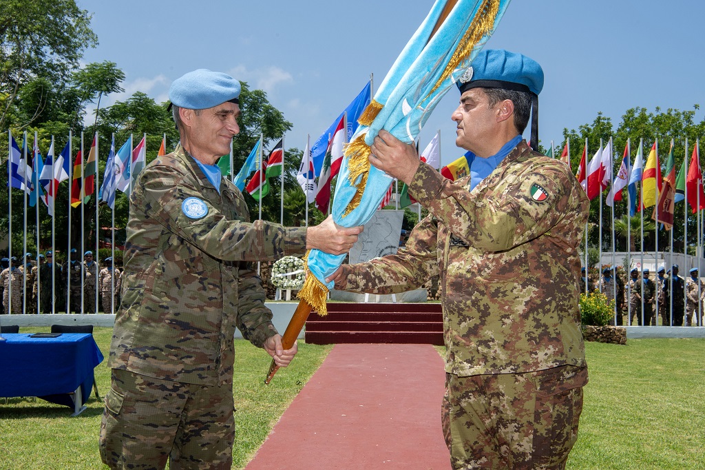 El teniente general Aroldo Lázaro entrega el guión de la misión al general Diodato Abagnara