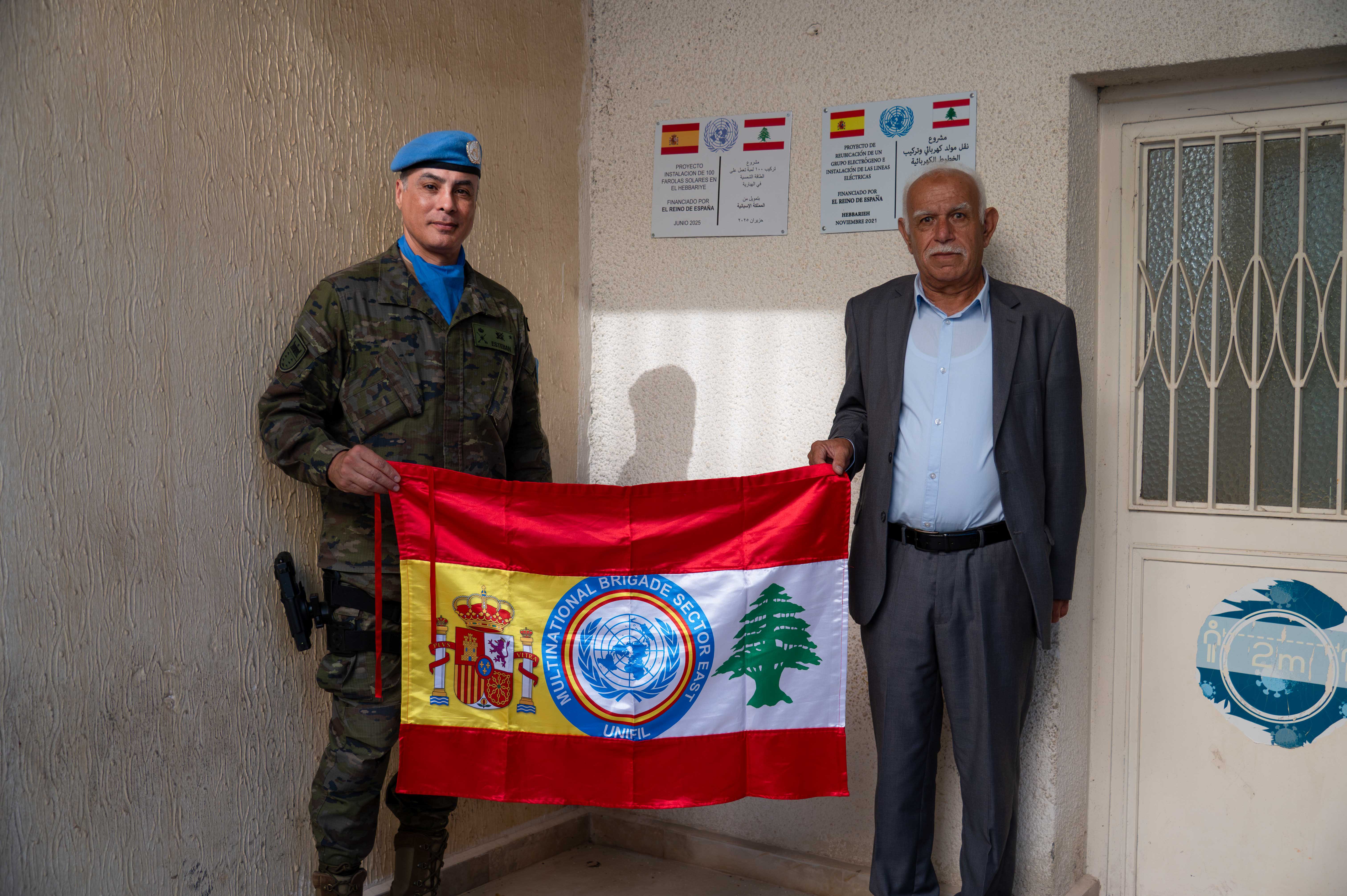 El general Esteban y Mohammad Abu Asaly, alcalde de El Hebbariye tras descubrir la placa conmemorativa