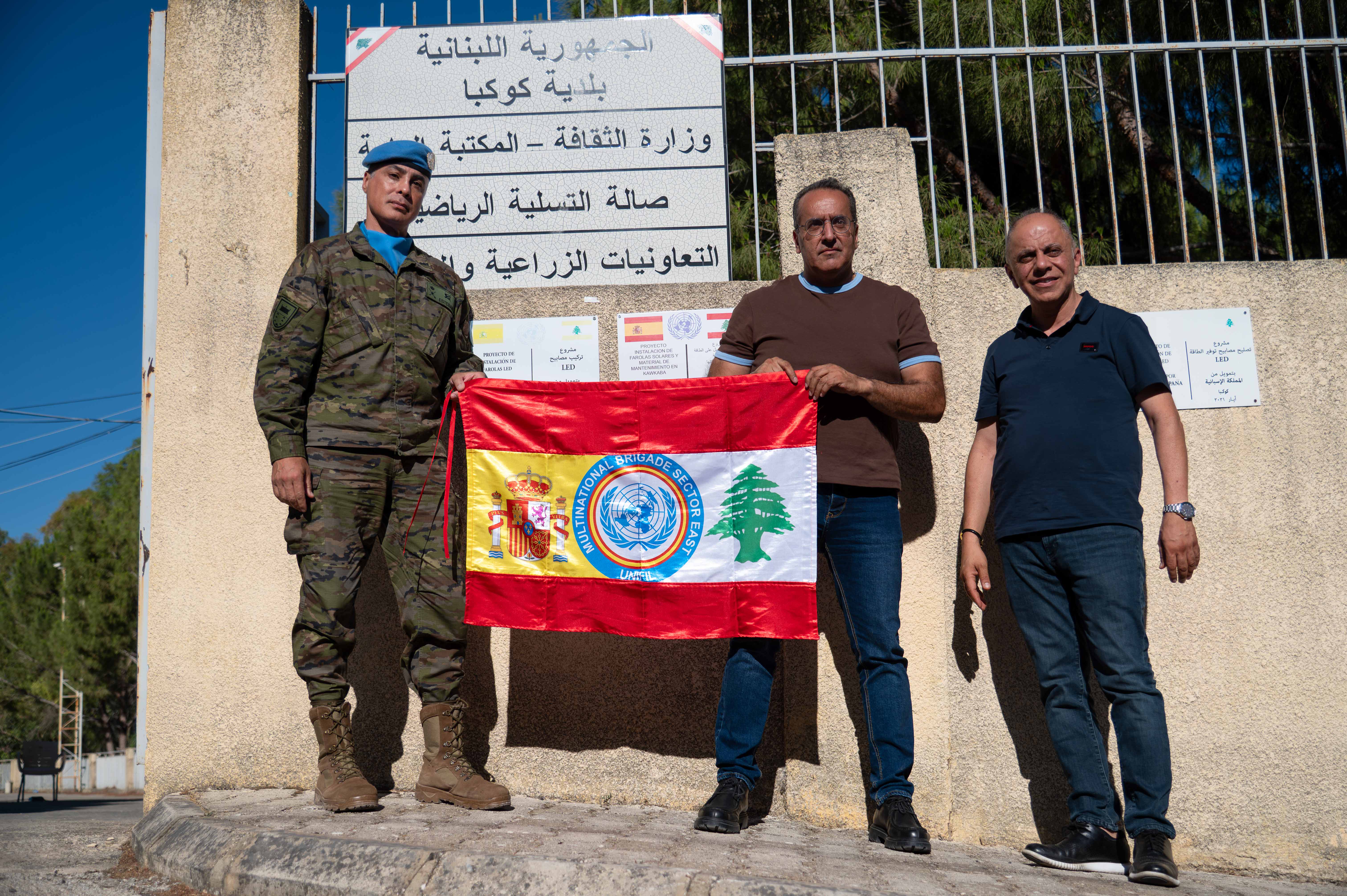 El general Esteban y Elie Abou Noccoul,alcalde de Kawkaba tras descubrir la placa conmemorativa