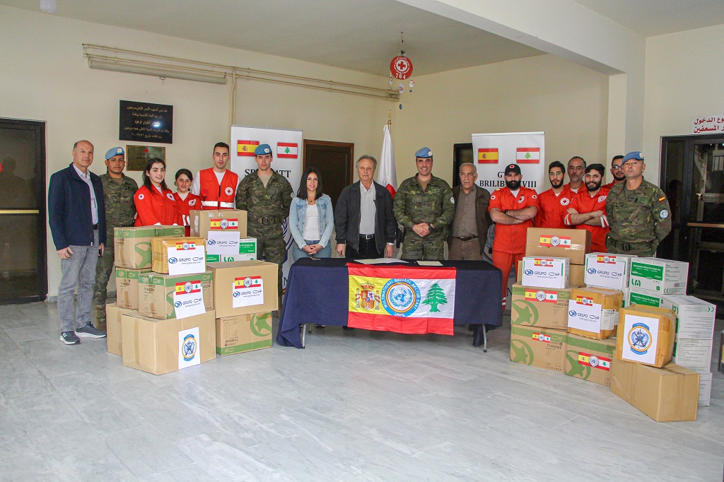 Personal español con miembros de Cruz Roja