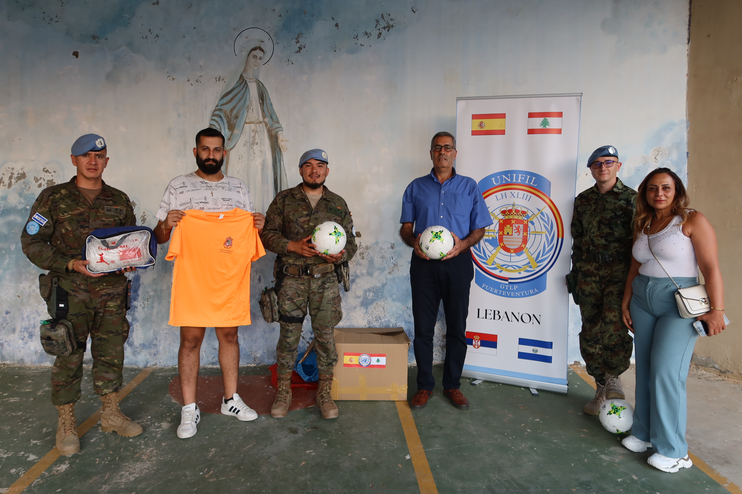 Entrega material deportivo en Deir Mimess