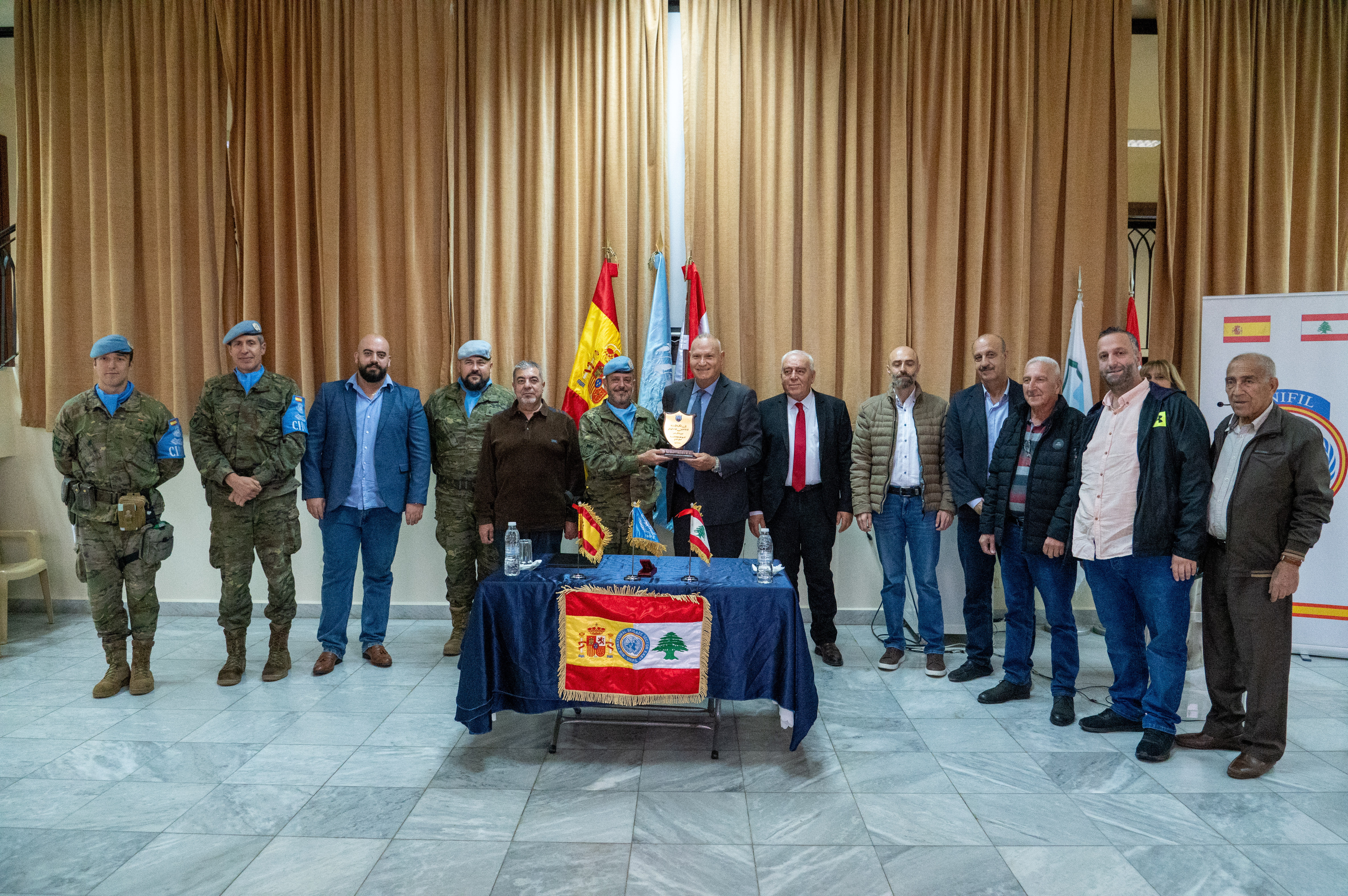 Imagen de la entrega de las placas solares