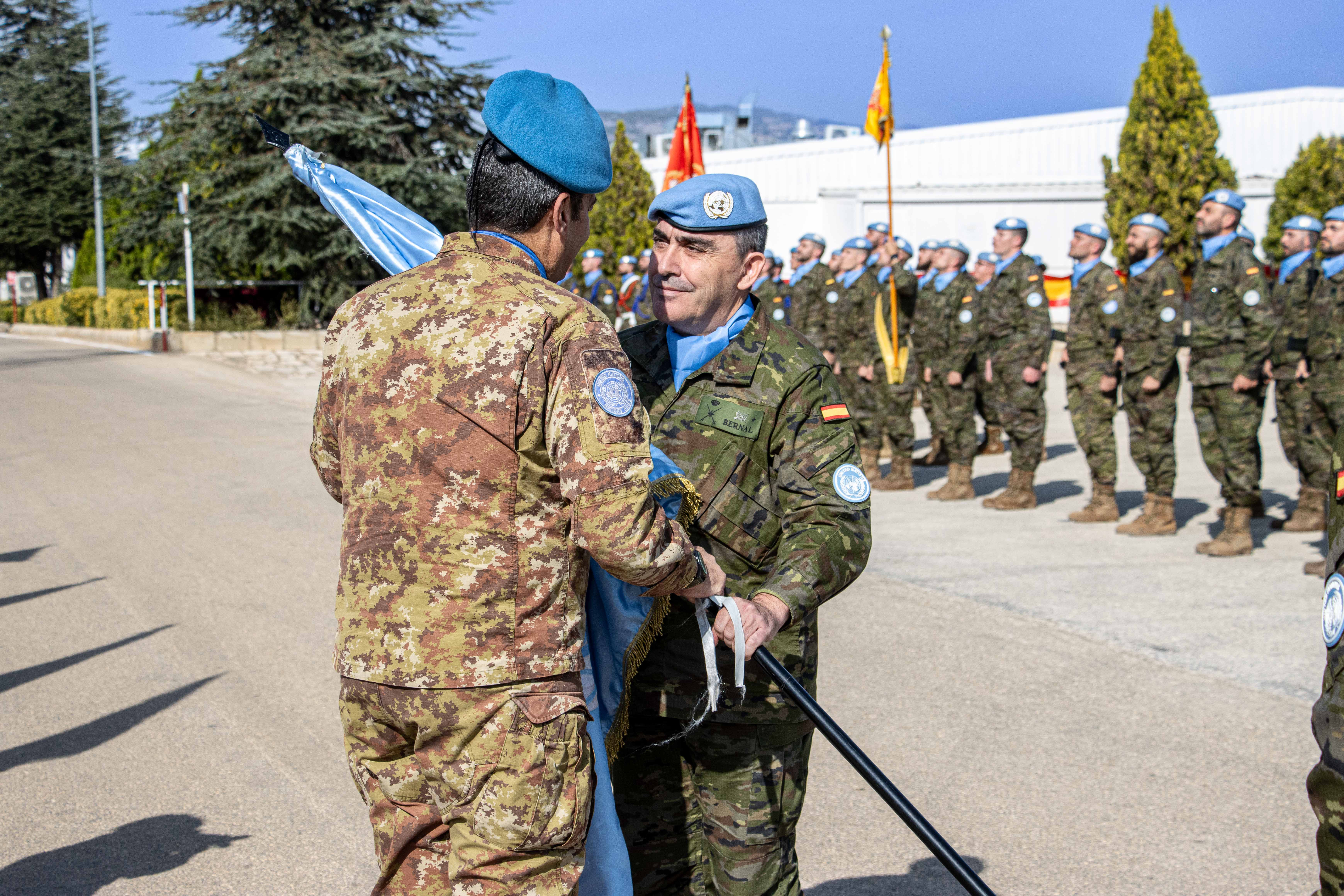 El general Antonio R. Bernal recibe la bandera de Naciones Unidas como jefe del Sector Este de UNIFIL