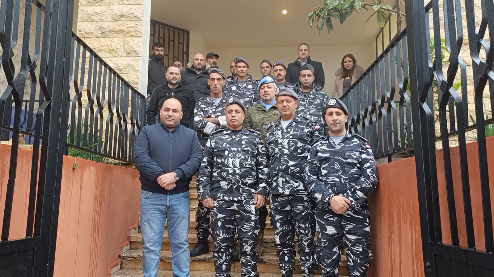 Miembros de las ISF con autoridades asistentes al acto