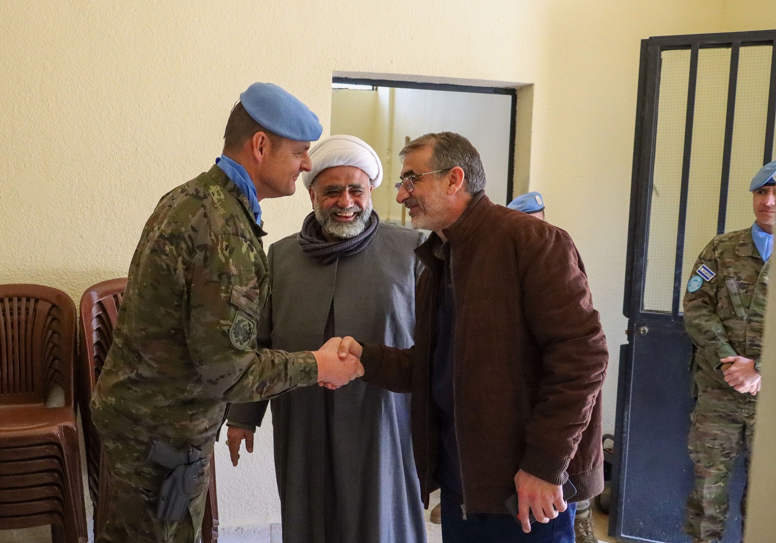 El teniente coronel español Arévalo saluda a las autoridades locales