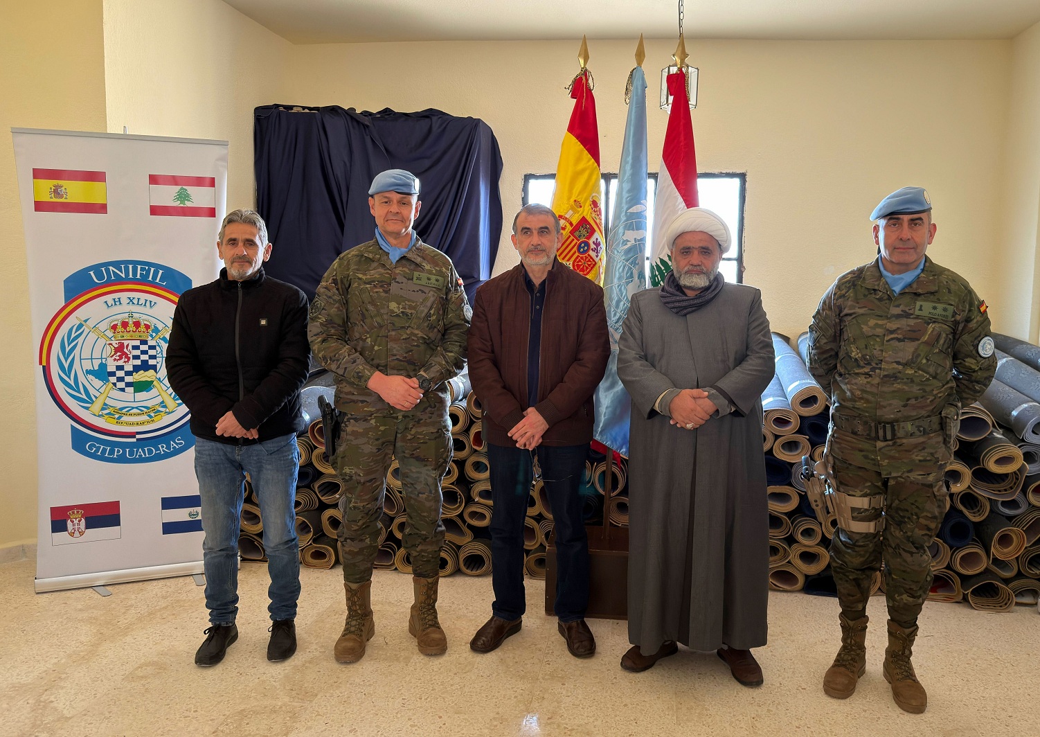 Acto de donación de alfombras en Khiam