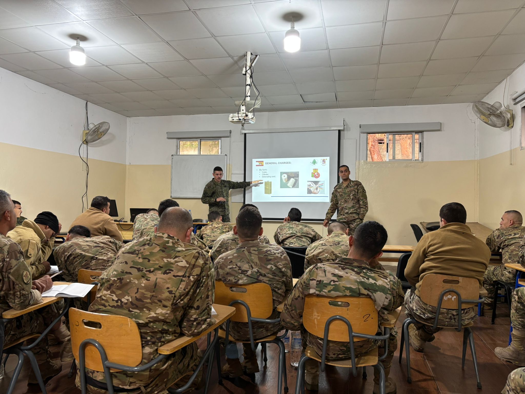 Alumnos en clase teórica