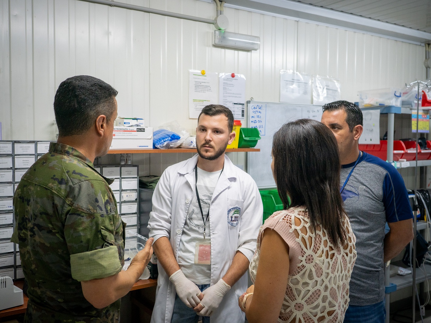 El representante de CIMIC habla con los médicos