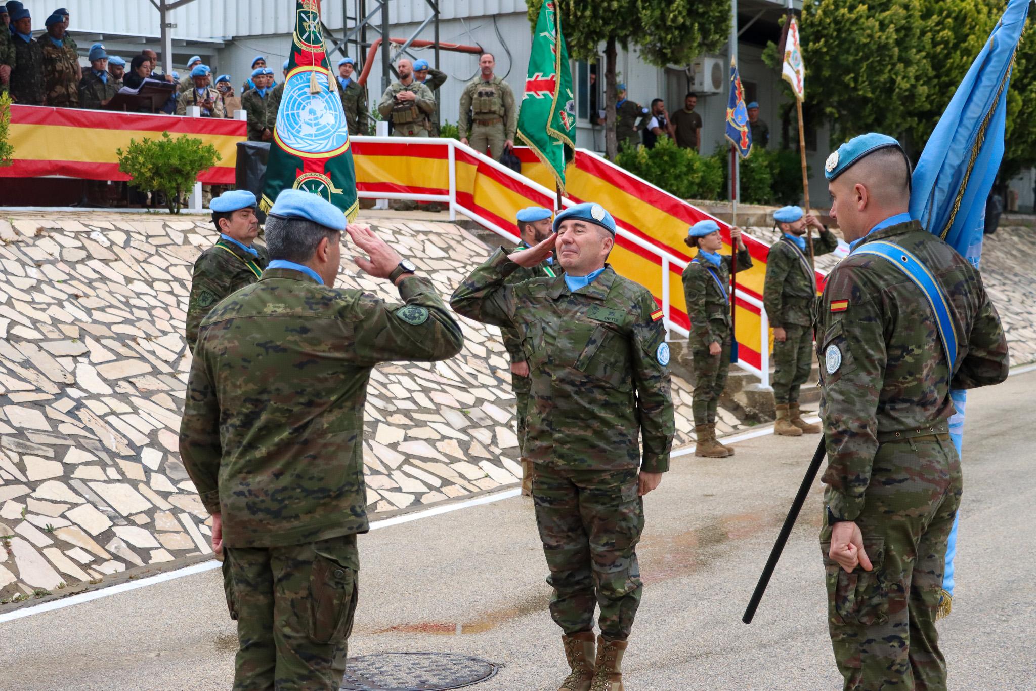 Saludo entre el general español saliente y entrante