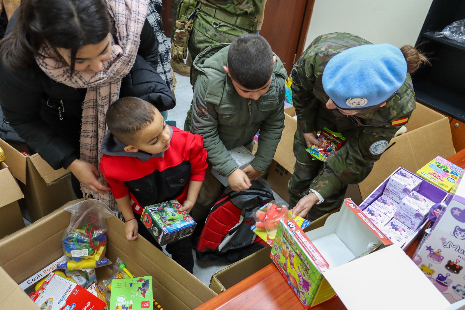 Niños libaneses reciben los regalos