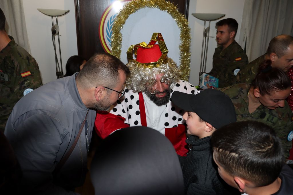 Los Reyes Magos de Oriente llenan de ilusión la base Miguel de Cervantes