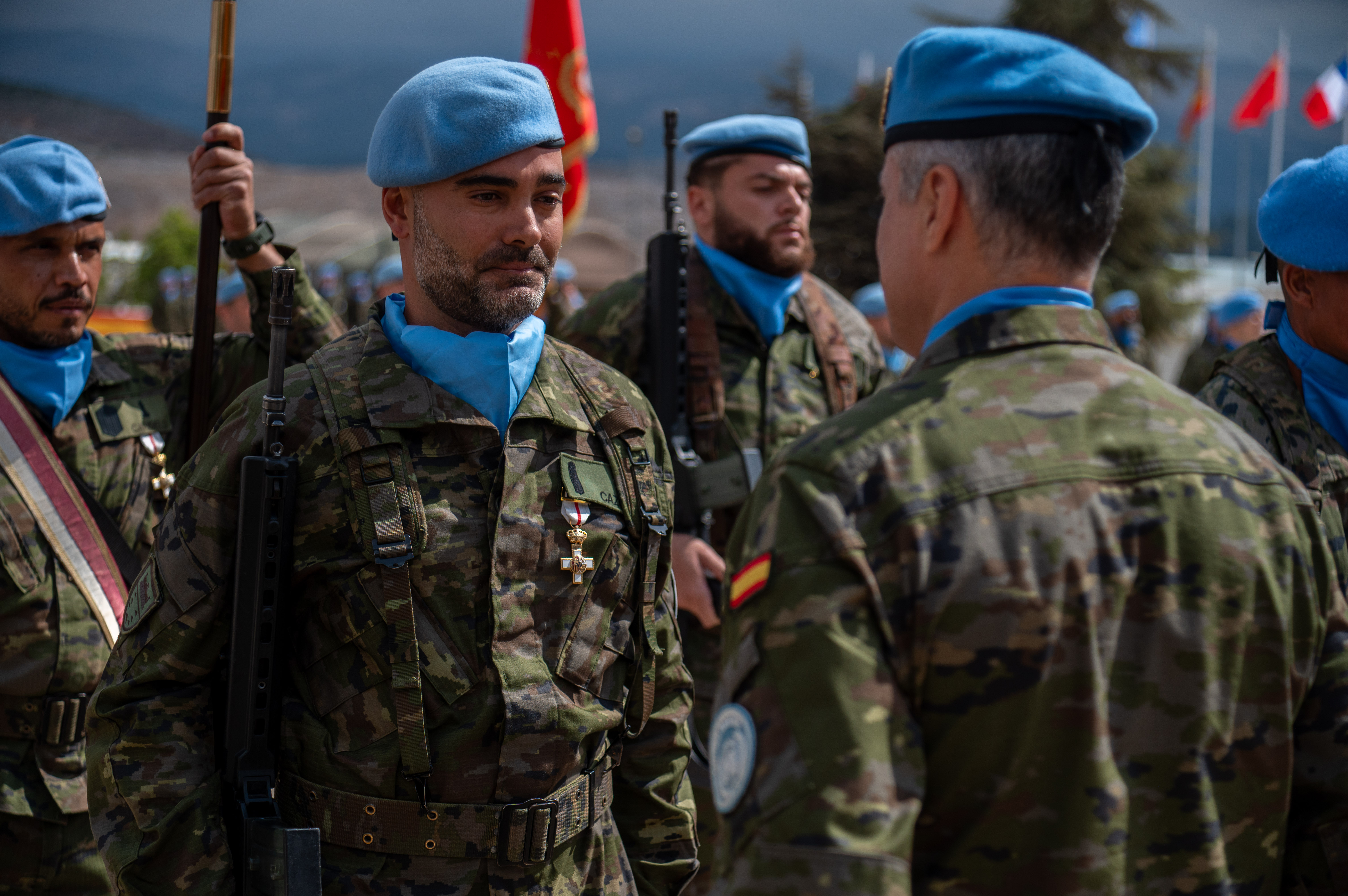 El general Ricardo Esteban Cabrejso con  personal español