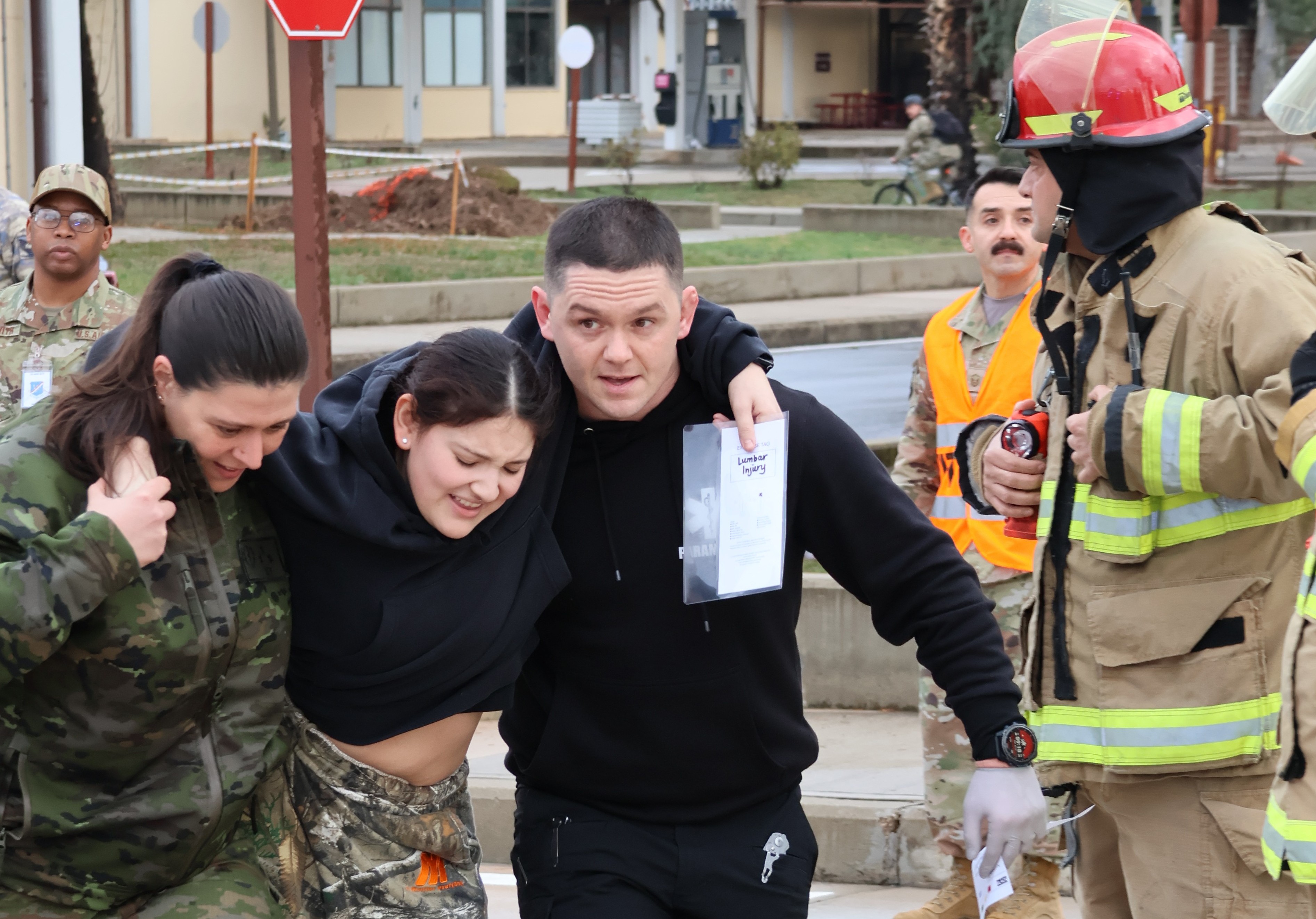 Evacuación de un herido durante el ejercicio
