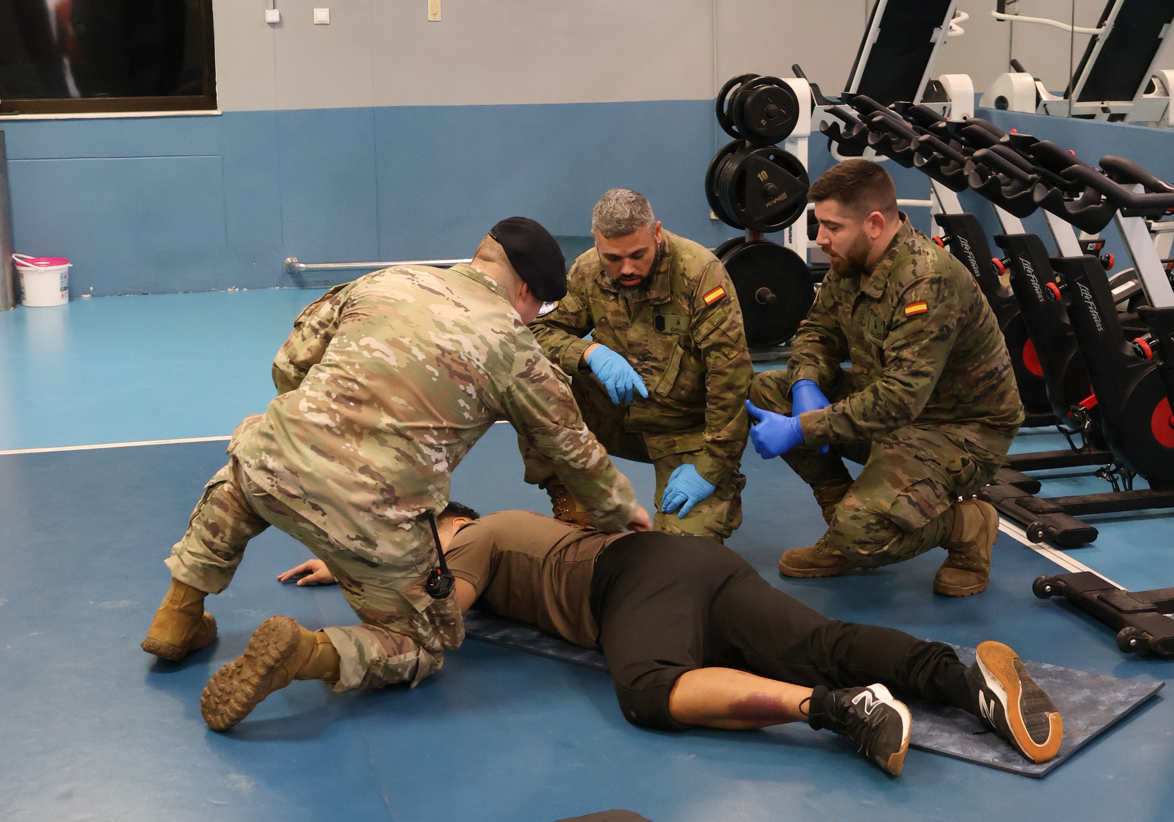 Personal sanitario español junto a equipo americano