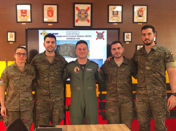 Personal del contingente PATRIOT junto a un piloto de la Fuerza Aérea turca