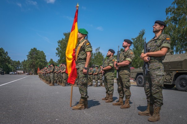 Las tropas españolas formadas para la ceremonia de relevo