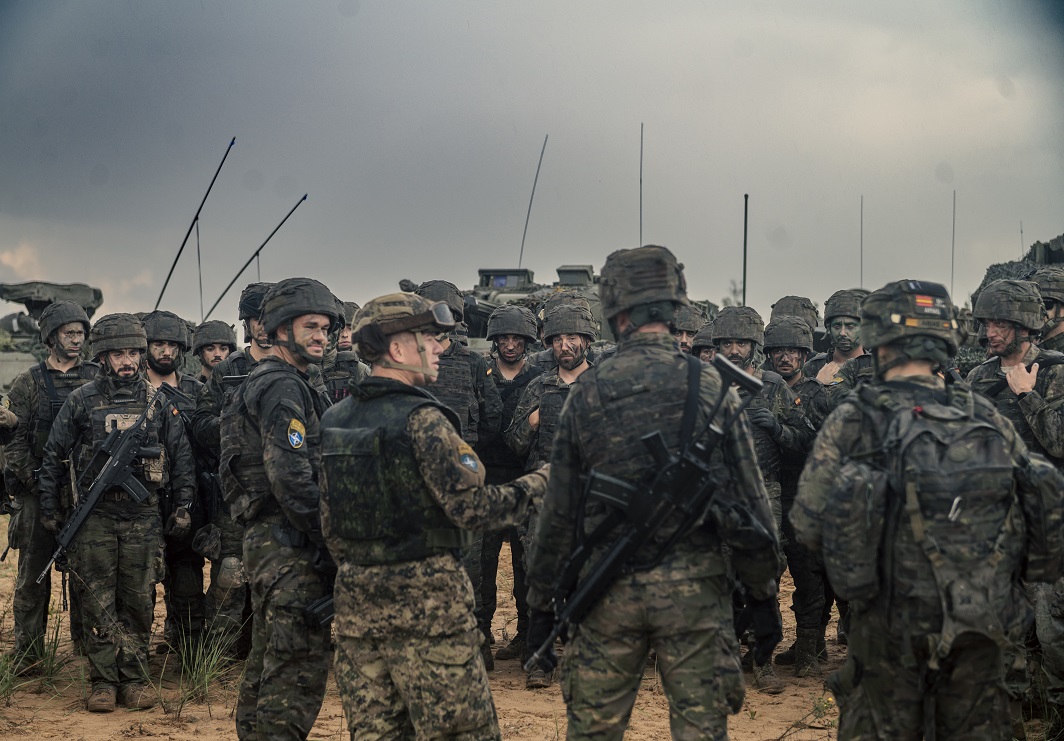 Díaz Simón con miembros de la Brigada Multinacional