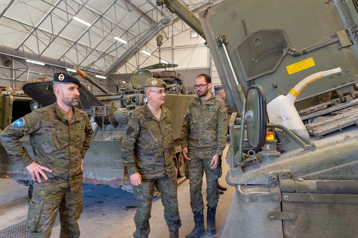 El Representante Militar ante la OTAN y la UE visita al contingente desplegado en Letonia