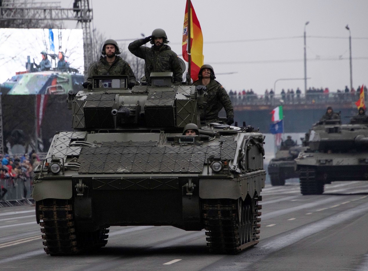 Militares españoles en eFP desfilan por las calles de Riga