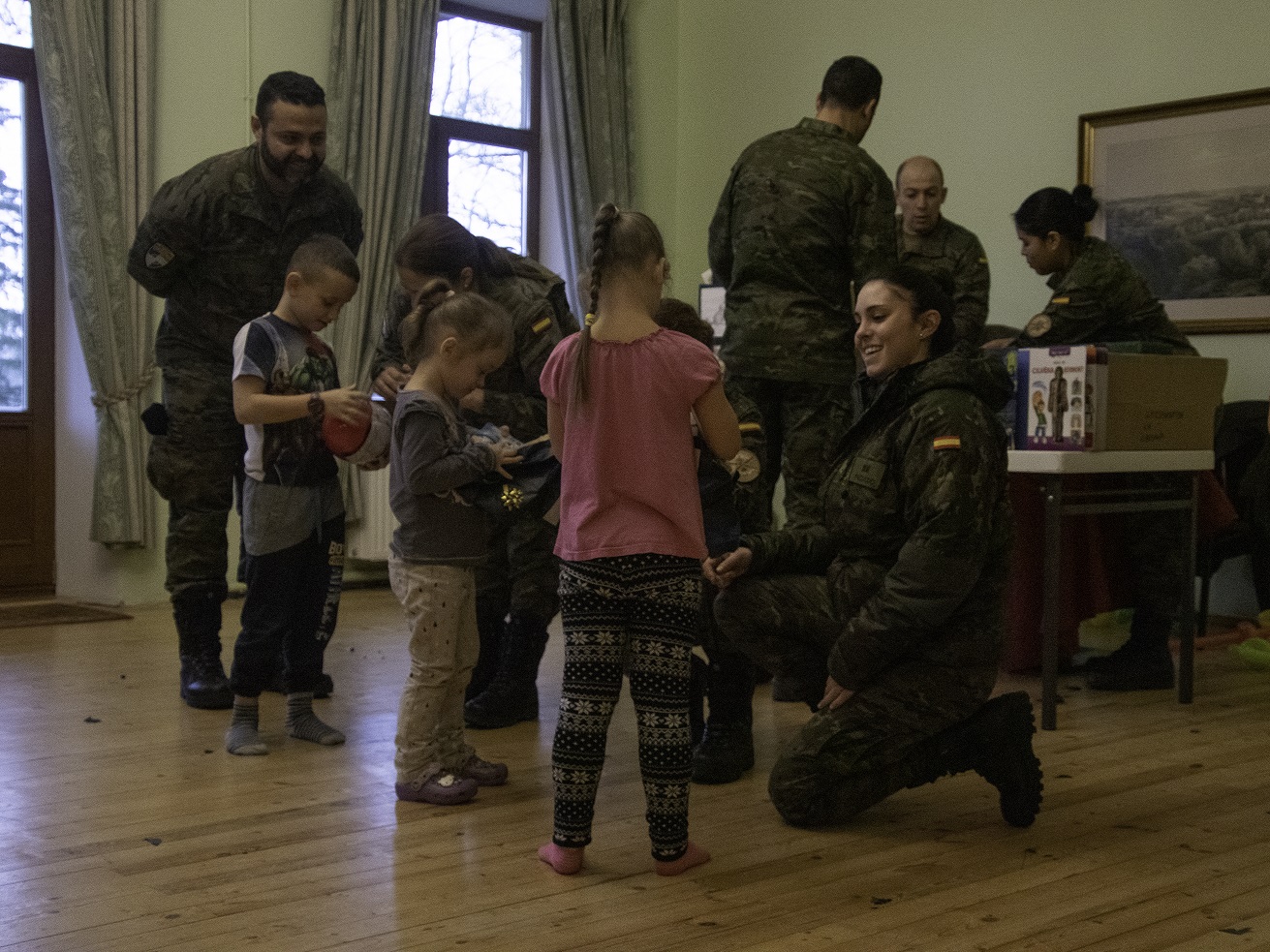 Soldados españoles llevan la Navidad a los niños de un orfanato en Letonia
