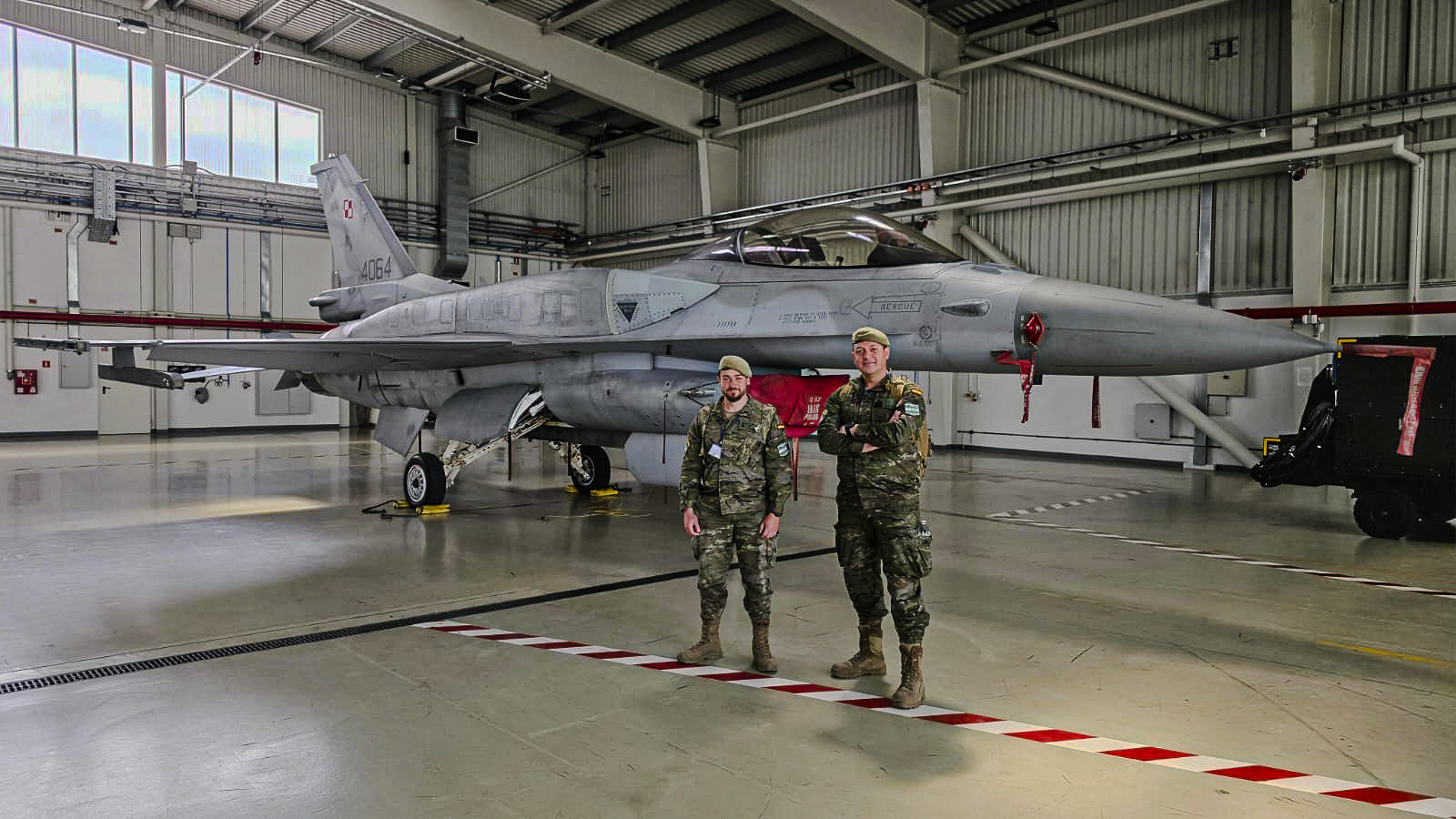 Personal JTAC junto a F-16