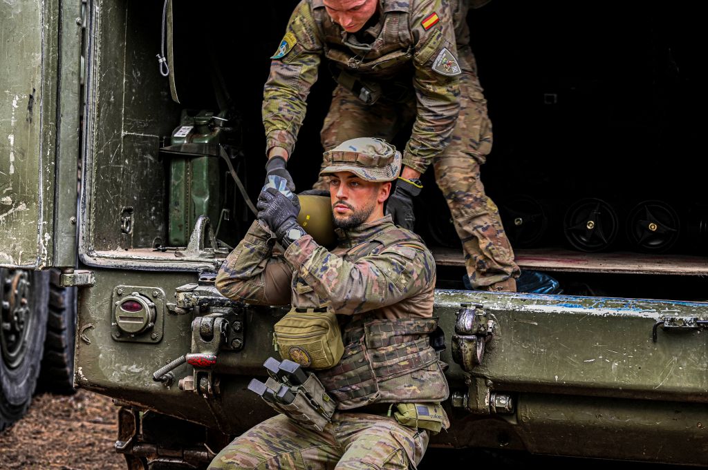 Descarga de proyectil HE M107 de un Transporte Oruga Acorazado (TOA) de carga