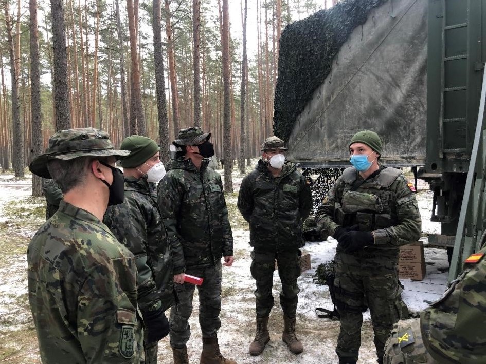 Miembros Batallón multinacional explicando actividades