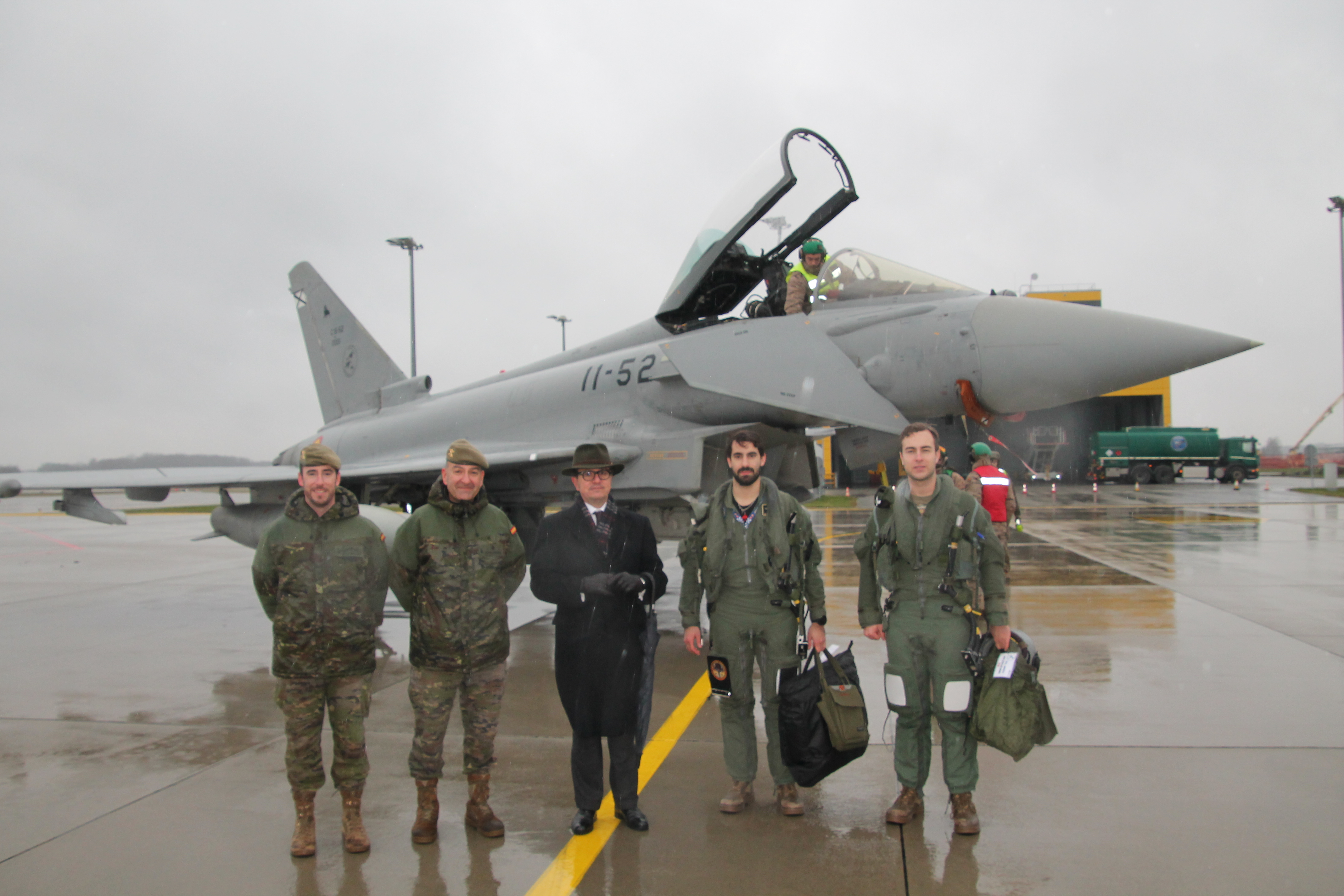 Personal del Dat Vilkas a su llegada a Lielvarde