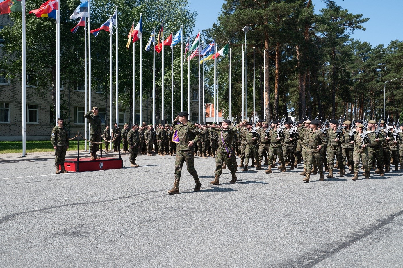 Desfile de las fuerzas entrantes y salientes en el acto militar en Adazi