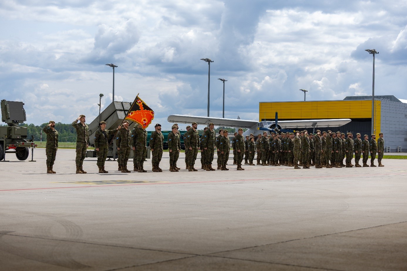 Fuerza entrante y saliente durante el acto militar en Lielvarde