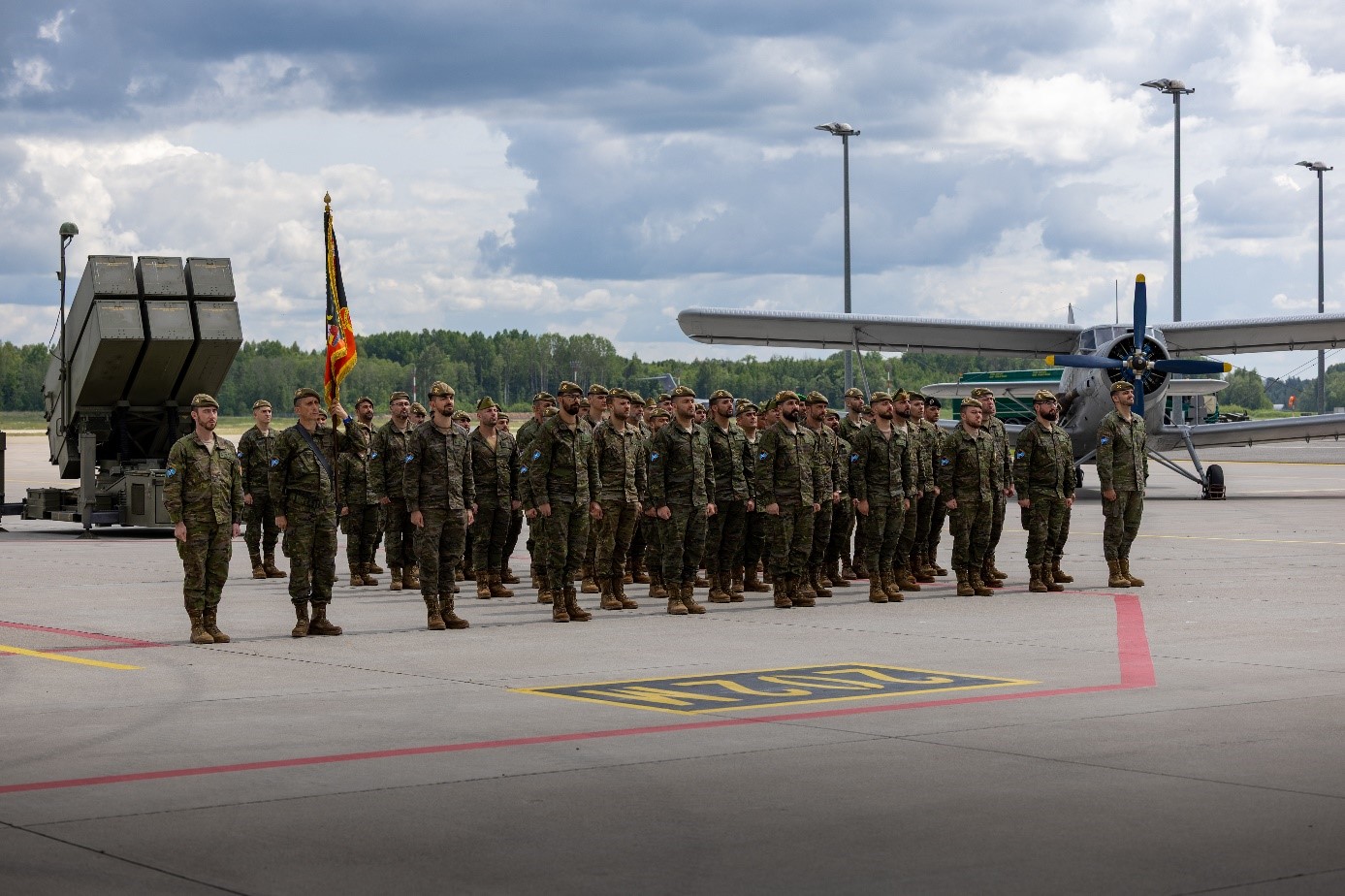 Contingente entrante durante el acto militar en Lielvarde