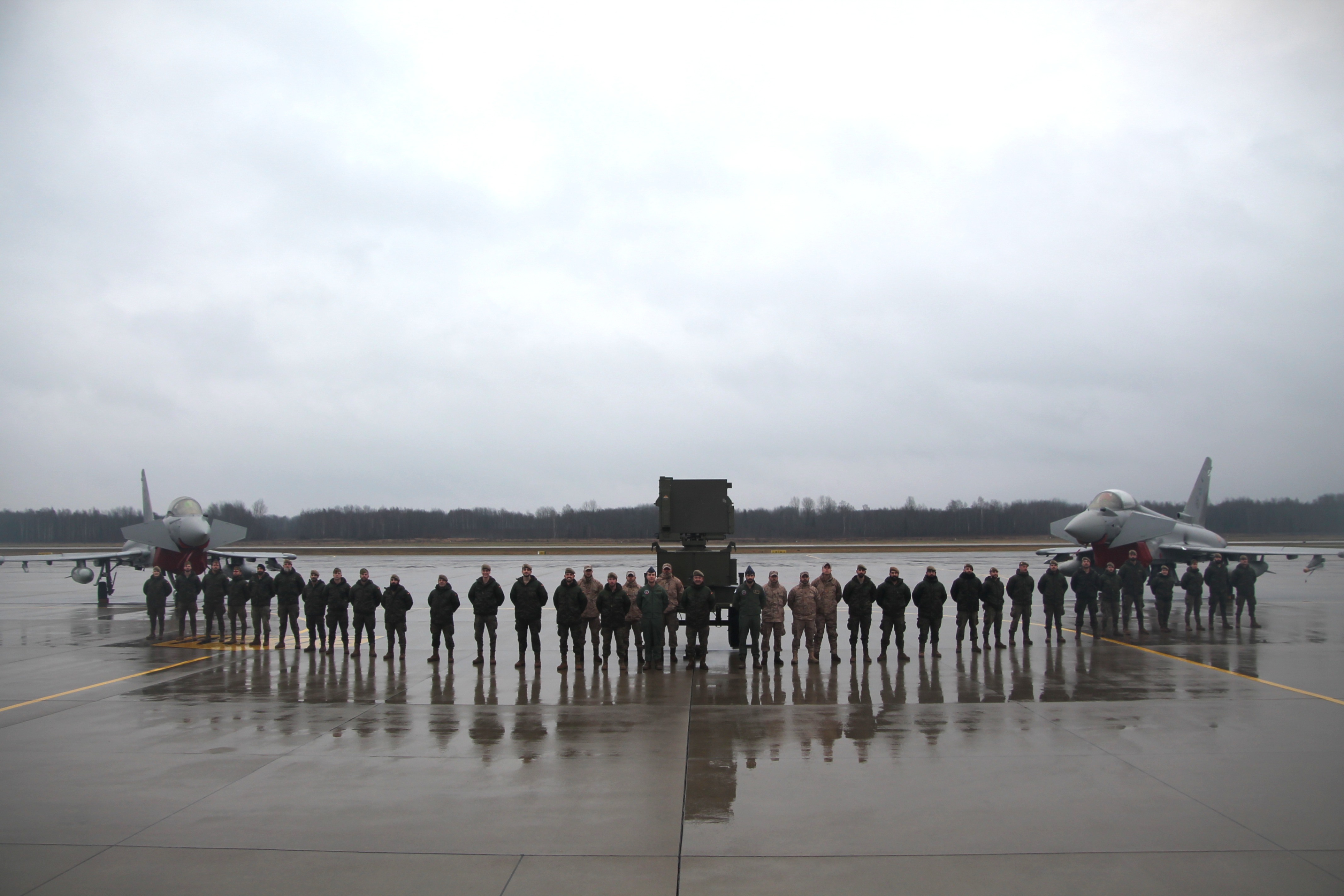 Personal del Dat Vilkas con personal de la UDAA NASAMS