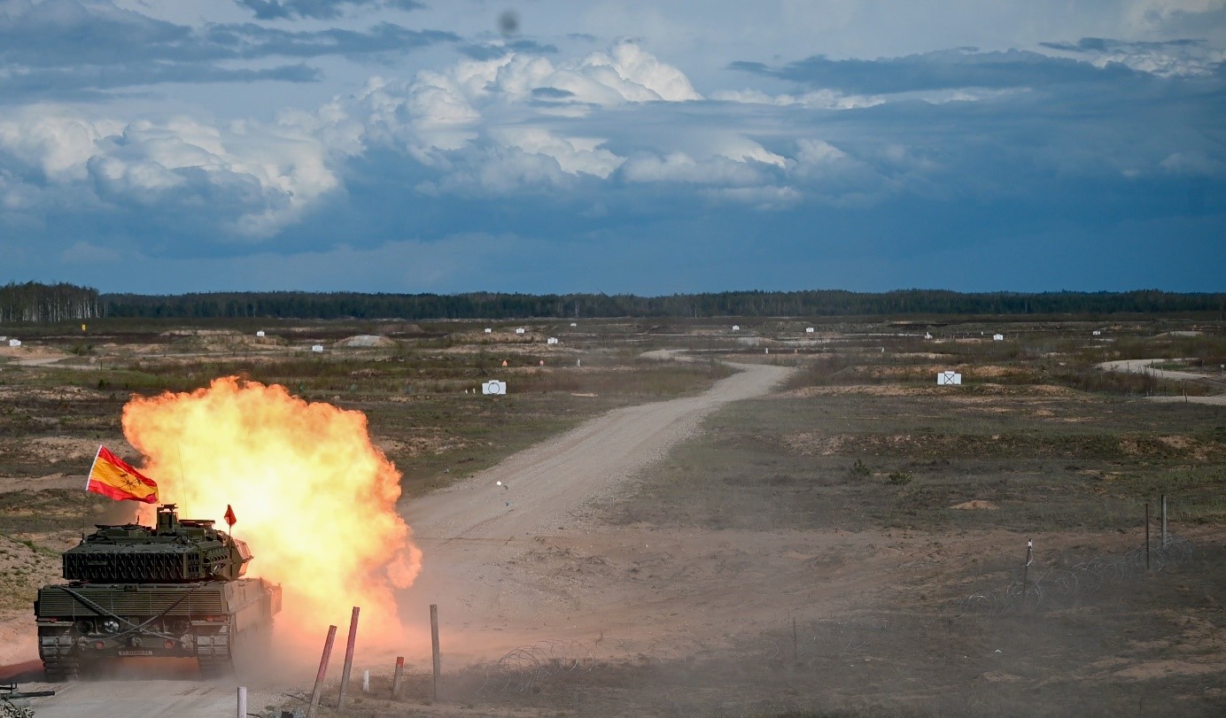 Carro de Combate español “Leopardo 2E” haciendo fuego sobre un objetivo durante el ‘Iron Spear’
