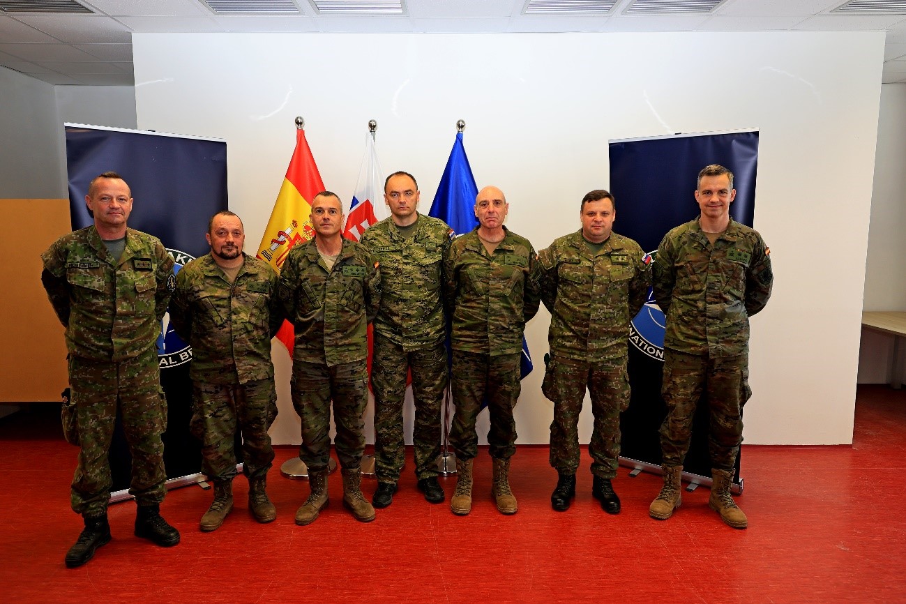 General Pardo de Santayana junto al Jefe de la Task Force, jefe del Grupo Táctico y  Evaluadores