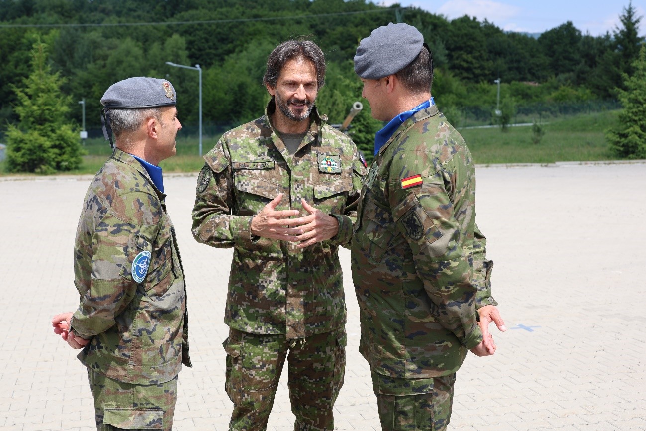 El ministro de Defensa de Eslovaquia con los coroneles entrante y saliente